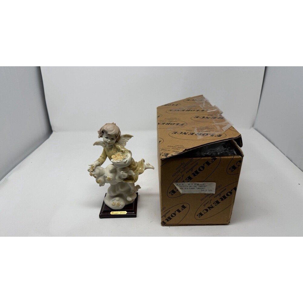Florence Giuseppe Armani Figurine. Angel Tossing Flowers Figurine. Made In Italy